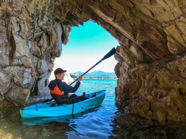 カヤックで天然の岩トンネルをぐくる80分コース☆(120分コースでもくぐれます♪)