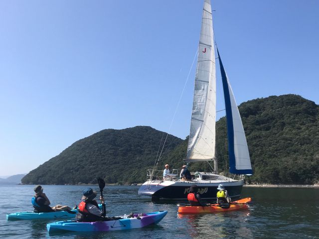 ヨットで海を楽しんでいる地元の方とごあいさつすることも♪