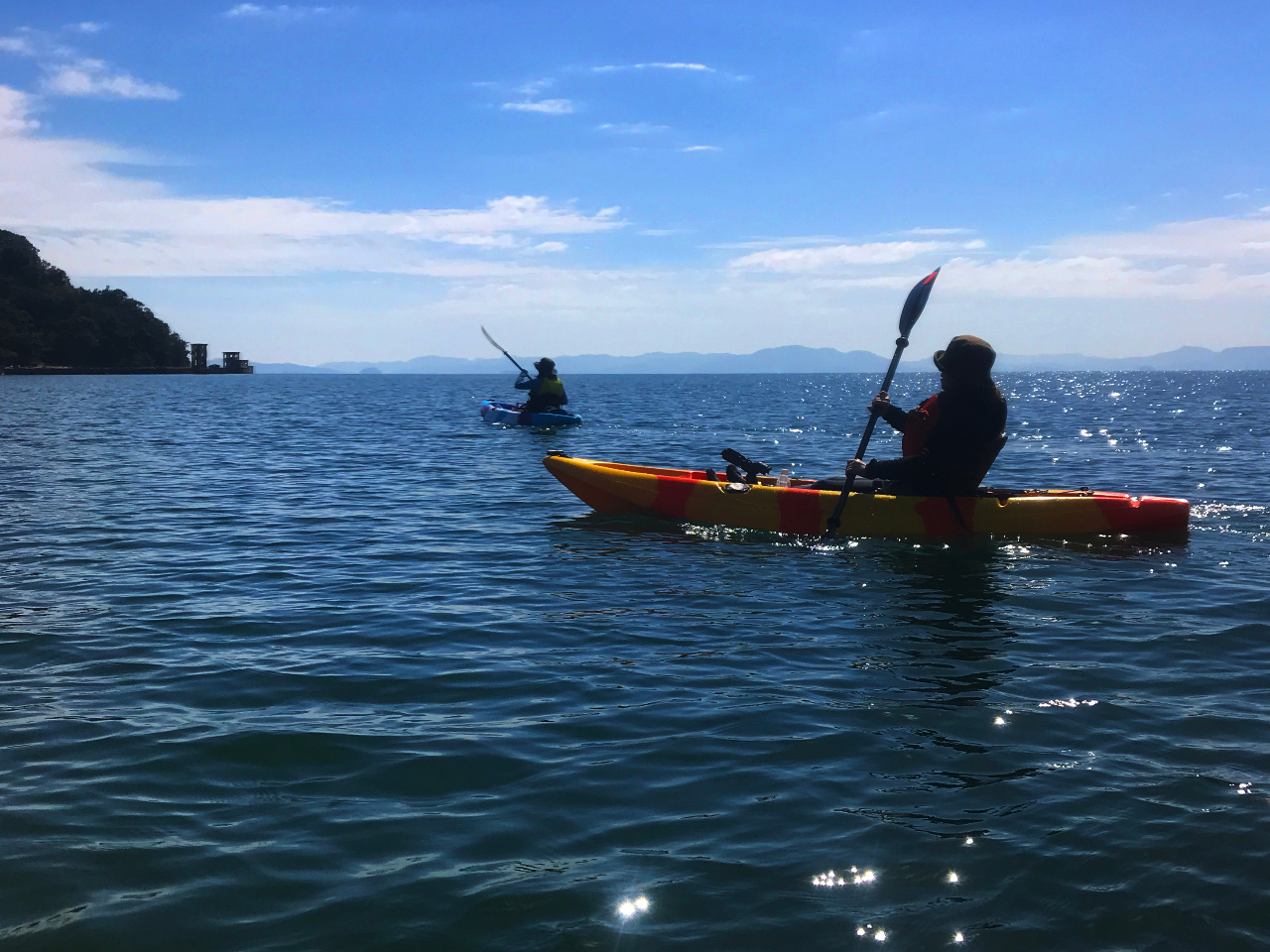 海にいる魚やクラゲを観察しながら進んでいきます。