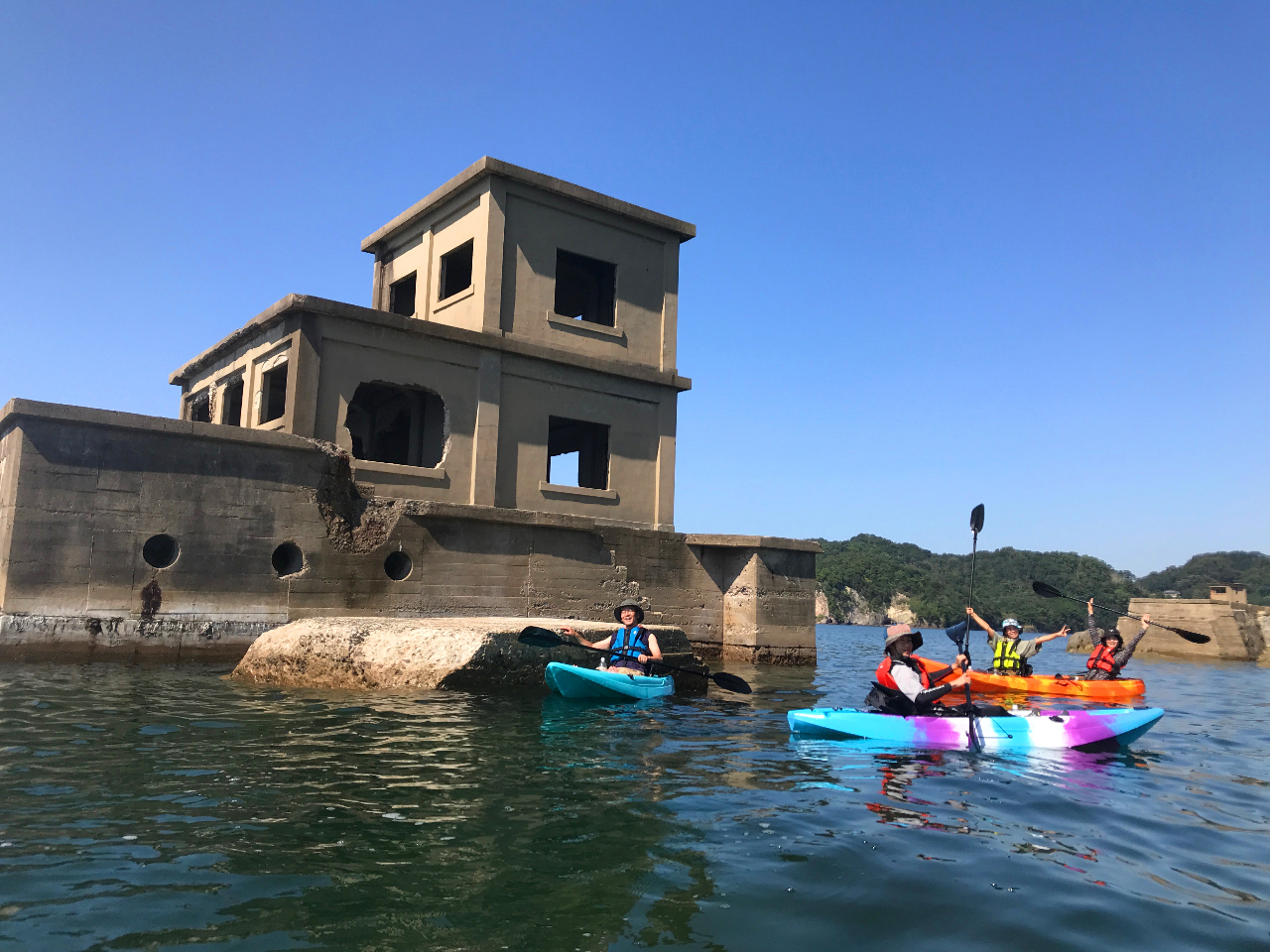 陸からは近づけない海に浮かぶ「魚雷発射試験場跡」の前で記念撮影☆