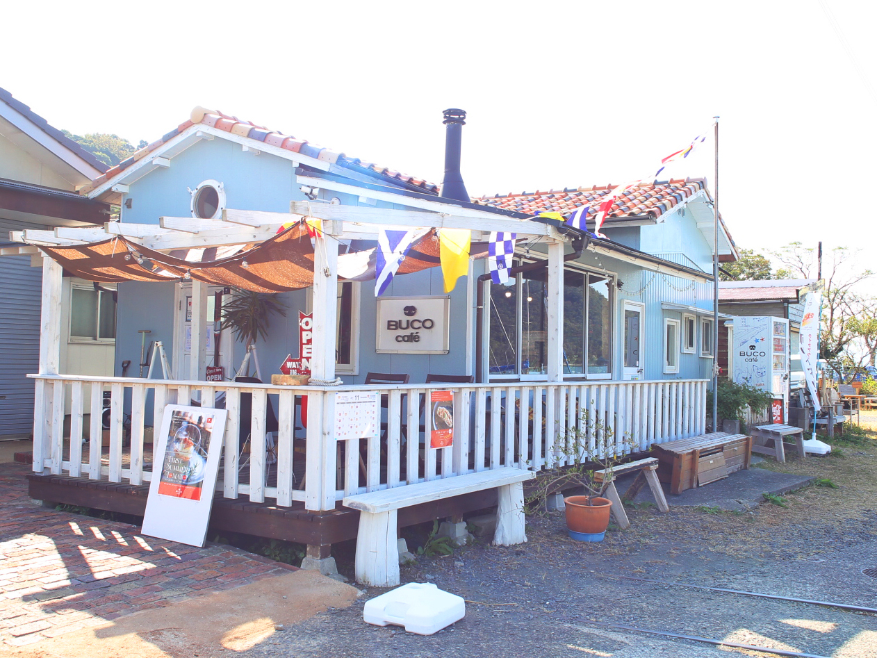 海沿いにある BUCO cafe(ブーコカフェ)で受付します。