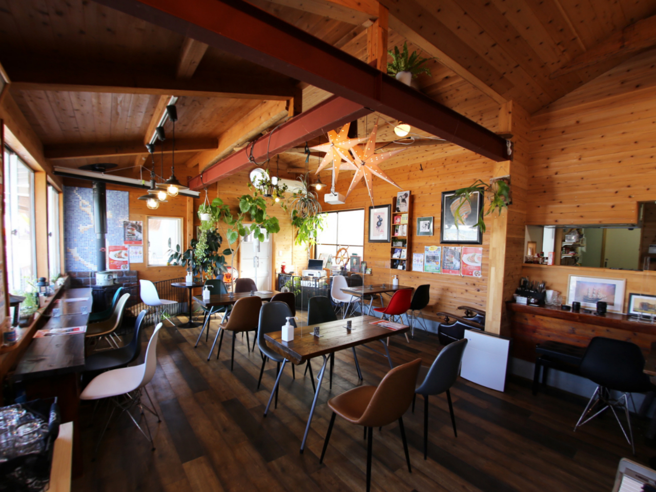 カヤックの後は、カフェ店内でお食事もお楽しみいただけますよ。(営業日要確認)