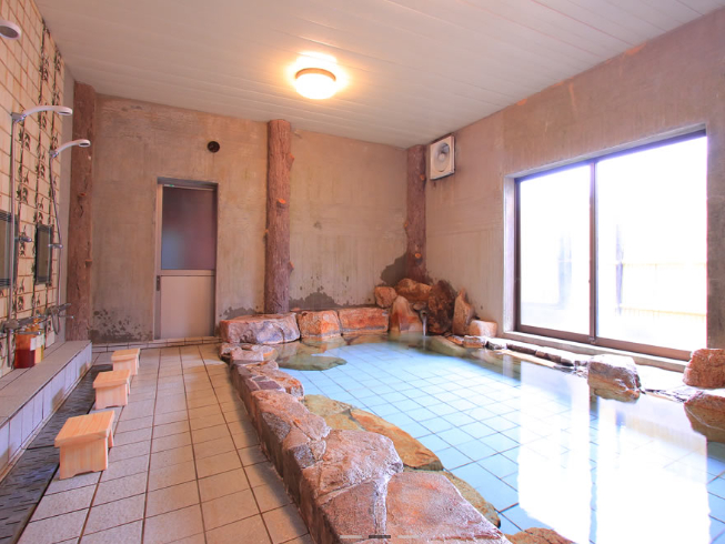 〜大浴場〜 浴槽が2つある広々とした浴場。ゆっくりとおくつろぎいただけます。 (当館の浴場は男女入れ替え制となっております。ご了承くださいませ。)