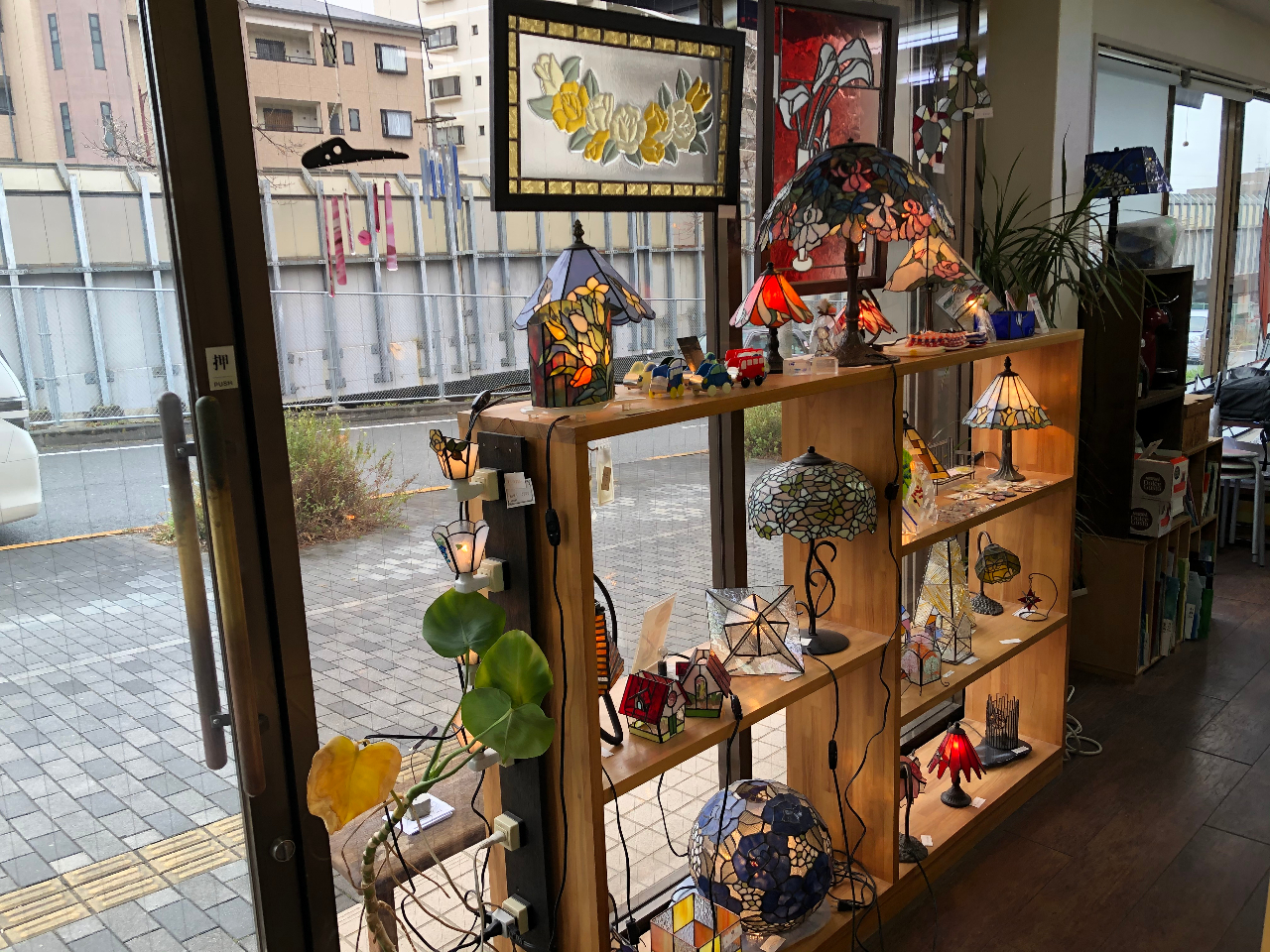 大きな窓から光が入ってきて明るい雰囲気です!