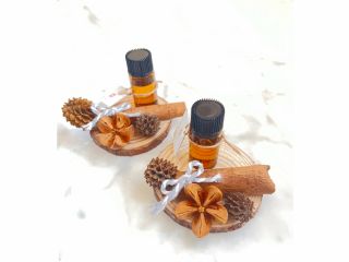 シナモンや木の実にブレンドしたアロマをたらします。スタンドタイプですが、壁に飾る使用にも変更できます。ご相談下さい。