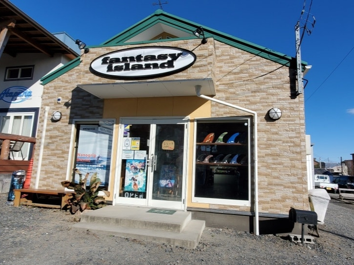 お店の外観です!2020年公開されたサーフィンアニメにもお店そのまま登場しています☆