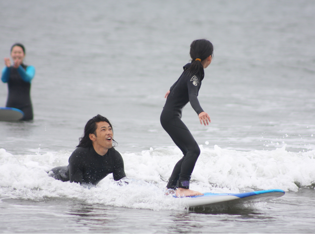 家族で体験!乗れて嬉しさいっぱい!前ではなくママを見ちゃっています(o^―^o)
