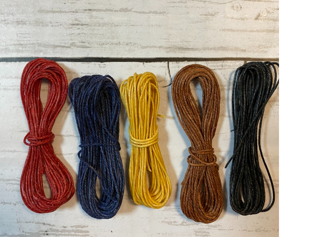 革も7色、糸も5色ありますので、組み合わせ次第ではオリジナルになります。