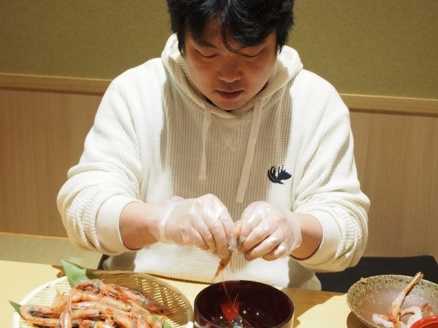 えびの殻剥きは真剣に・・・