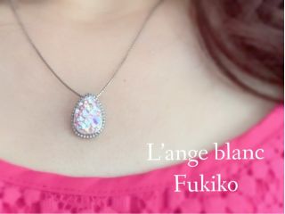 ドロップペンダント!シンプルでどんなお洋服にも合わせていただけます。高品質のステンレス使用のため、アレルギーの方も安心して身につけていただけます。