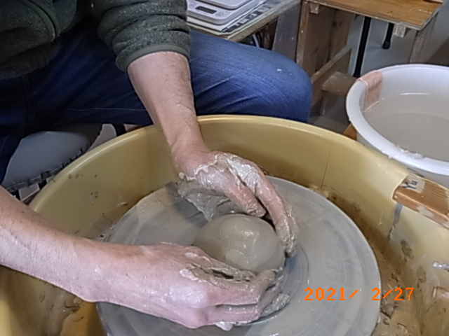 小分けした粘土(500g)で1点だけ作る方法。同じように粘土をロクロの真ん中に!