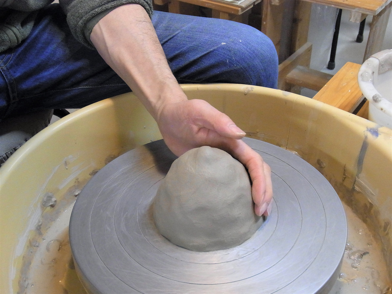 粘土の塊(1.0 s)から数点作る方法、まず粘土をロクロの中心に据えます