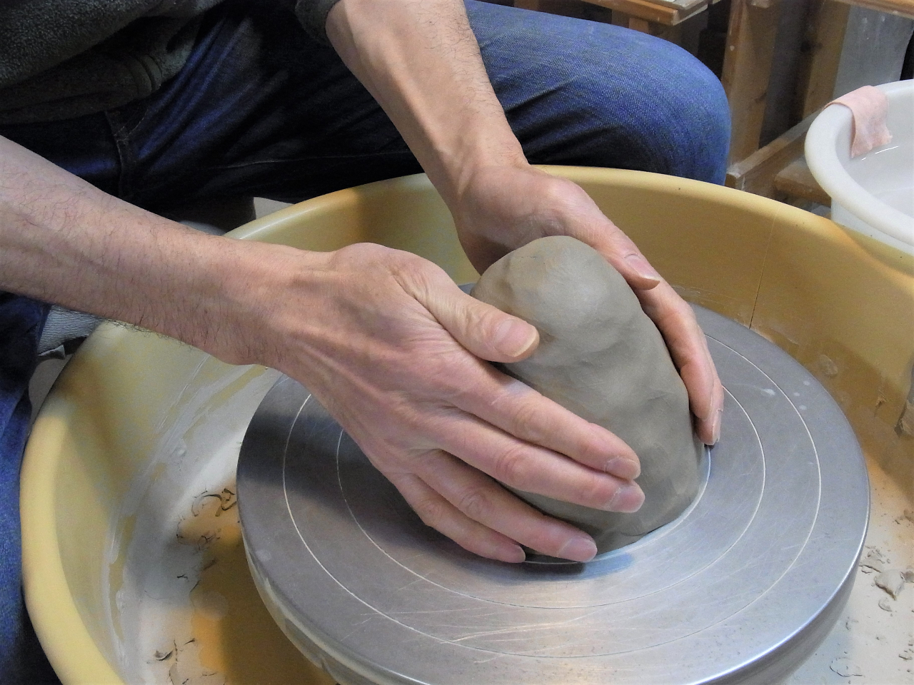 1.8sの粘土の塊から複数の作品を作るやり方です♪ロクロの真ん中に粘土を据えます
