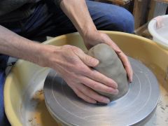 1.8sの粘土の塊から複数の作品を作るやり方です♪ロクロの真ん中に粘土を据えます