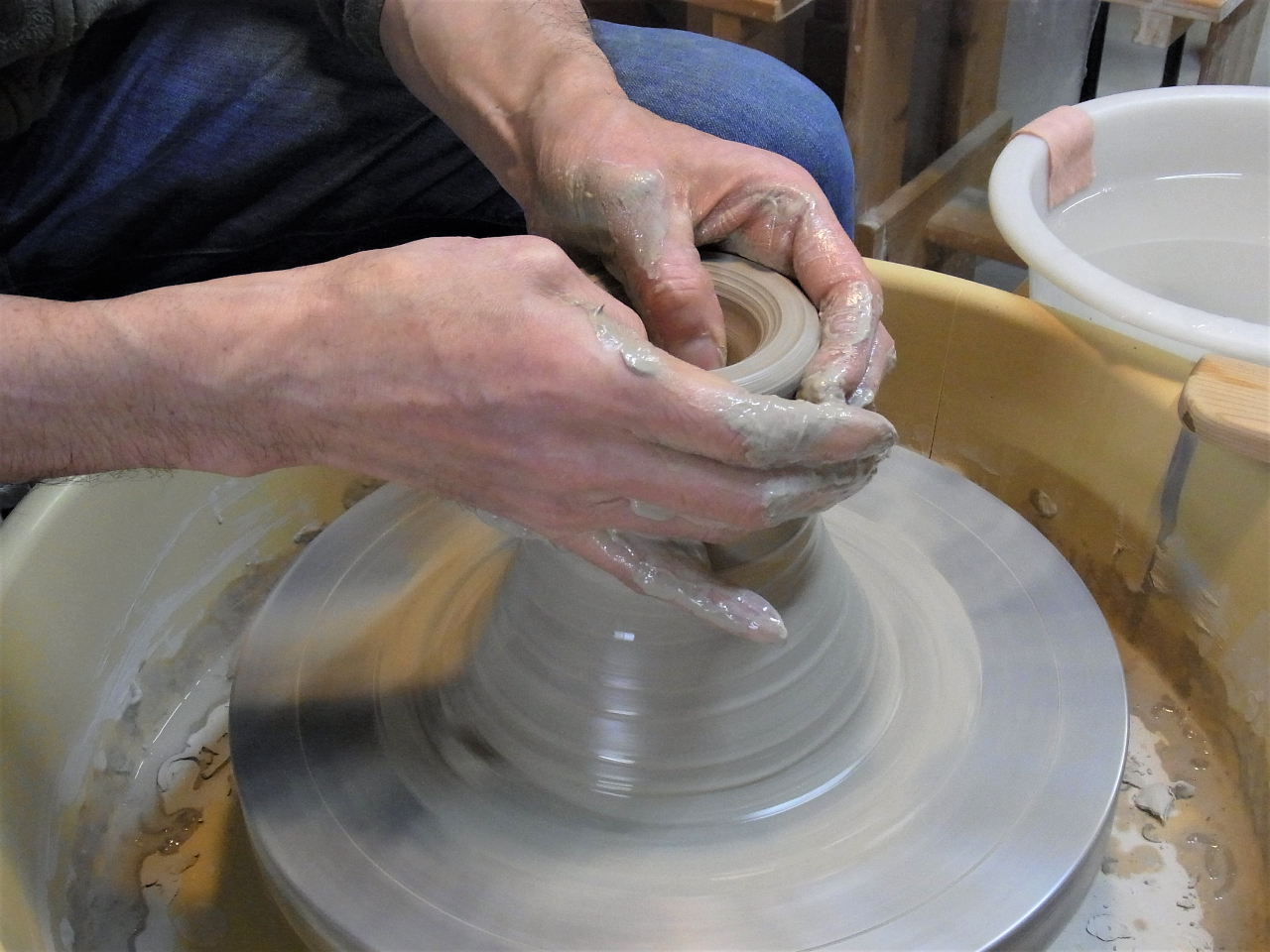 両親指で中心に穴をあけてから、慎重に薄く伸ばします