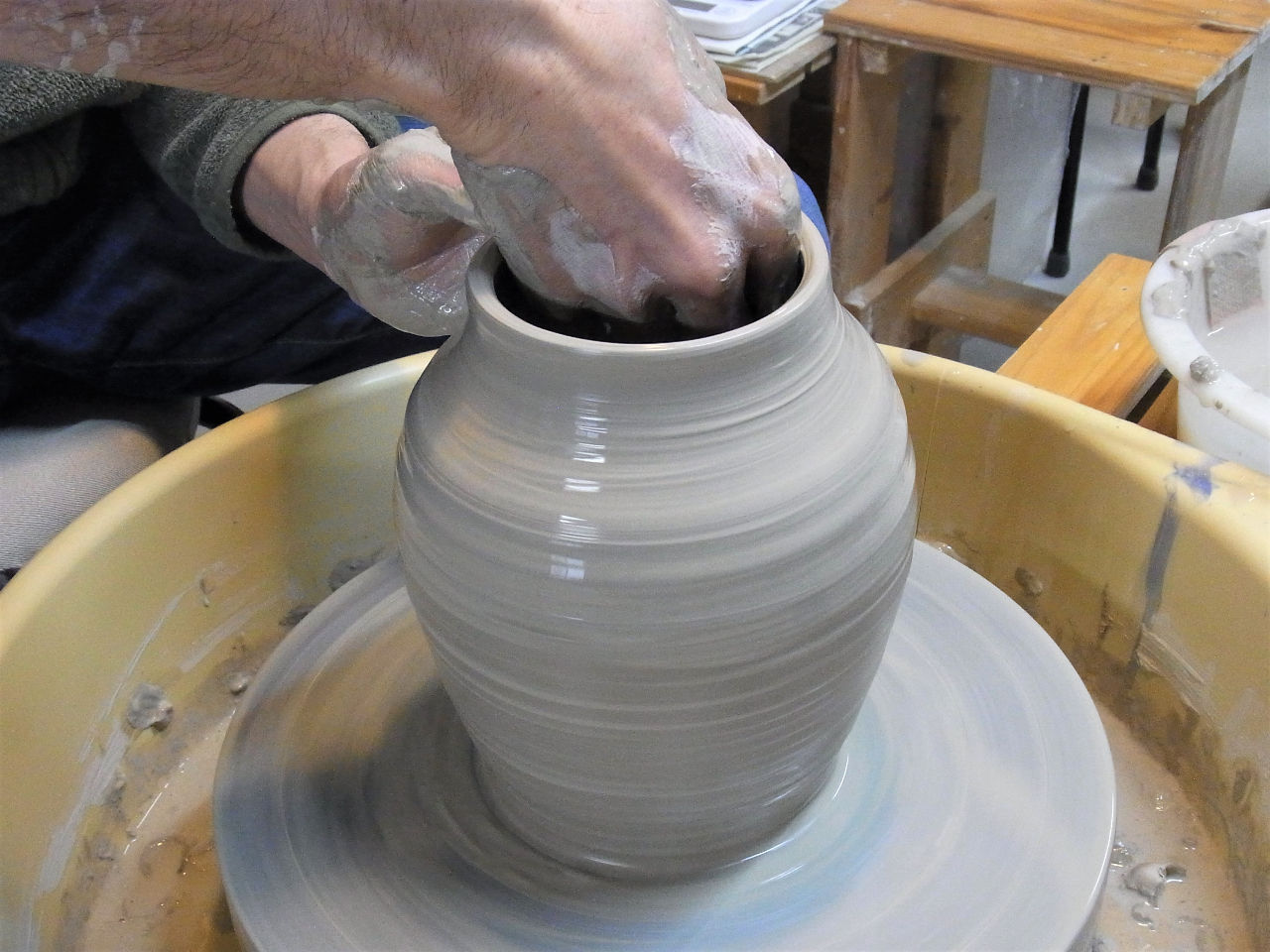 だんだん壺の形になって来ました