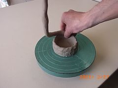 紐づくりは粘土をひも状にして積み重ねていきます