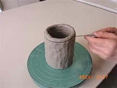 縁を陶芸用針で切って平らに整えます