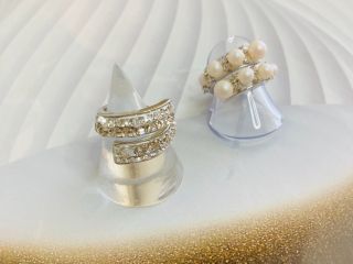 らせん状の土台にスワロフスキーを配置して作るフルーサイズのリングです。パール有/無からお一つお選び頂きます。(リングはフリーサイズ)