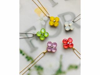 キャンディのようにかわいいカラーのスワロフスキーのネックレス。簡単に可愛く出来上がるのも魅力。