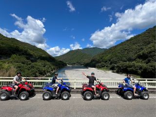 ガイドがいろいろな場所で記念撮影をします!(平均100枚超え)データは当日にお渡し、撮影料はプランに含まれています