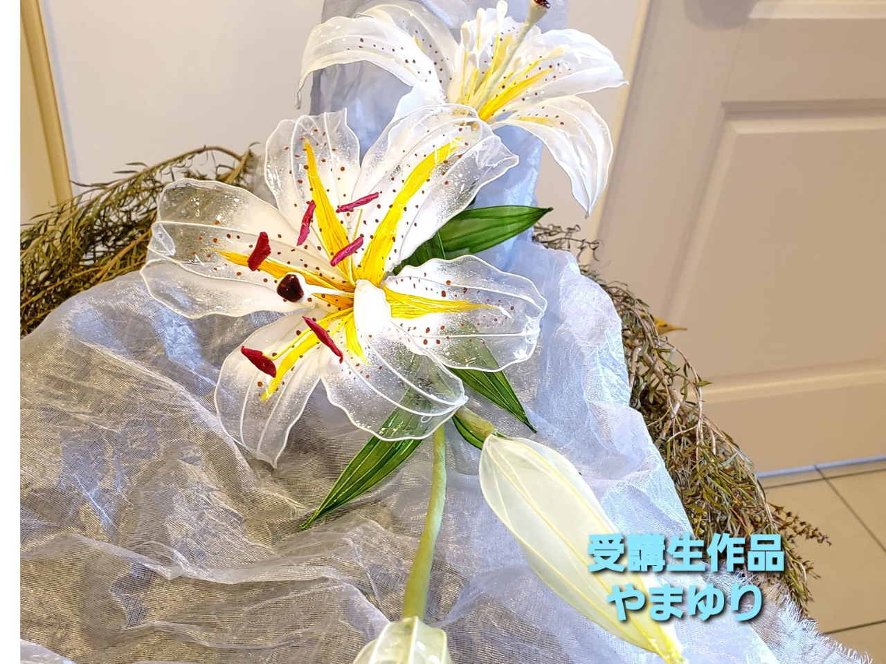 アメリカンフラワー(ディップアート)教室生徒様の作品になります。クリスタルな花びらがガラスの百合みたいでとてもきれいです