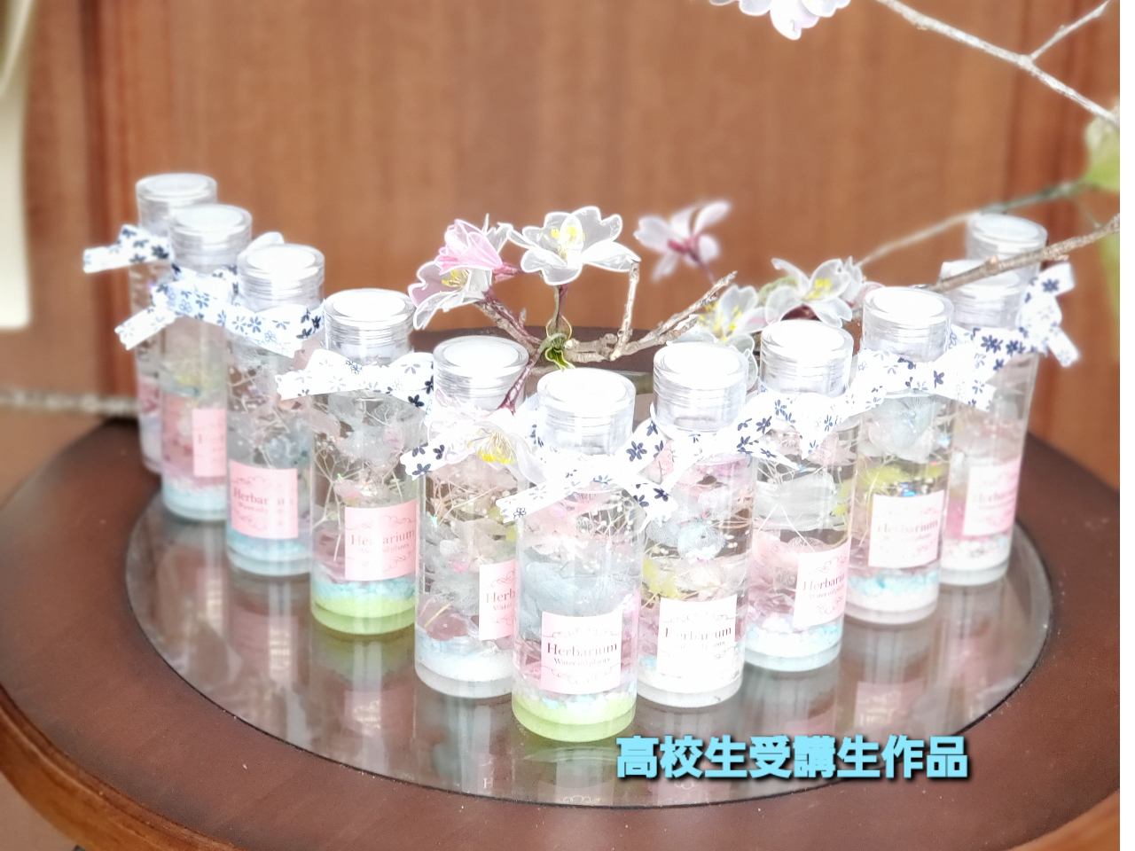 こちらは高校生が卒部される先輩に後輩が制作したハーバリウムです。ハーバリウムにアメリカンフラワーを入れるオリジナル制作できるオンリーワンも完成することが可能です