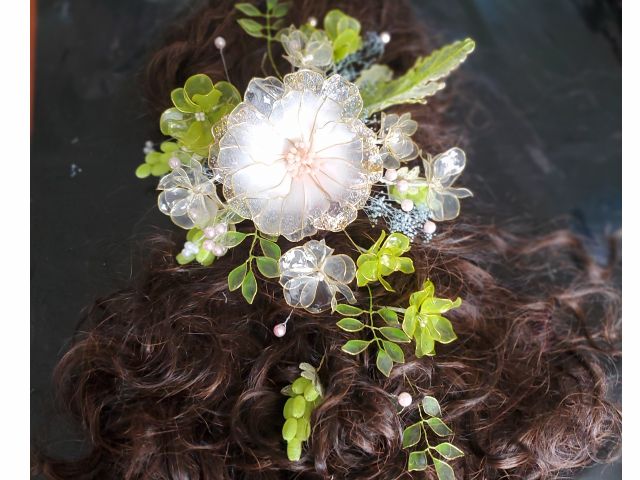 花嫁さんや浴衣用のヘアーアクセサリーやブーケも作れます。枯れない色あせないクリスタルフラワーは花嫁さんを輝かせるアイテムとしてもぴったりな豪華アイテムです