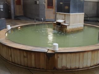 檜の香る丸風呂は、ろ過を行っていない源泉かけ流し。