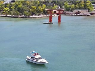 360°の開放感を体験できる2階席は、一度に3名様までご利用頂けます。走行中 または、停泊中 是非ご体験下さいませ。