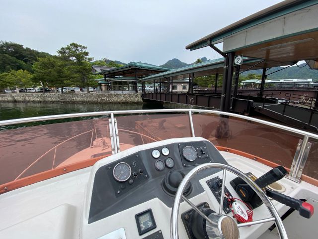 宮島観光3号桟橋に接岸します。隣はフェリ−の桟橋になります。