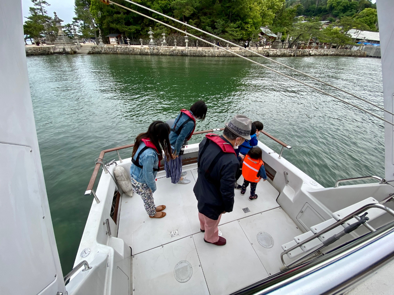船の上から 二礼二拍手一礼の作法で ご参拝いただけます。特別な体験をどうそ。