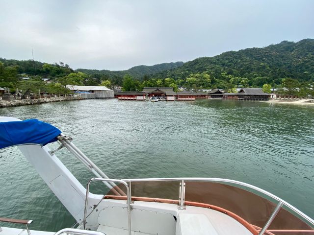 厳島神社が海上に浮いているように見える角度です。お手持ちのカメラでご自由に撮影していただけます。