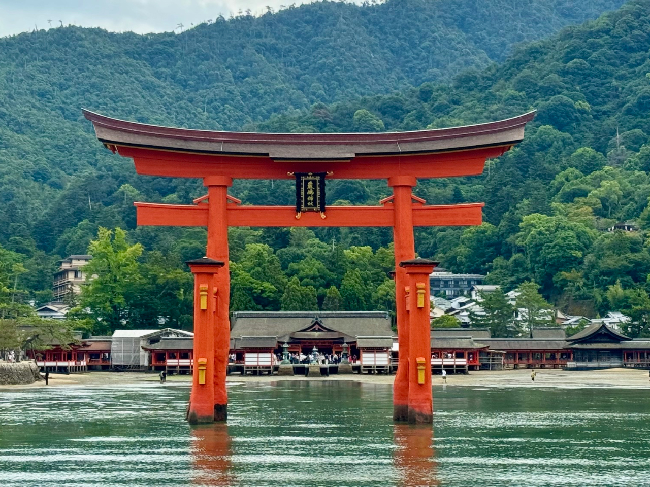 満潮時には 鳥居をくぐり 船の上からご参拝していただけます。