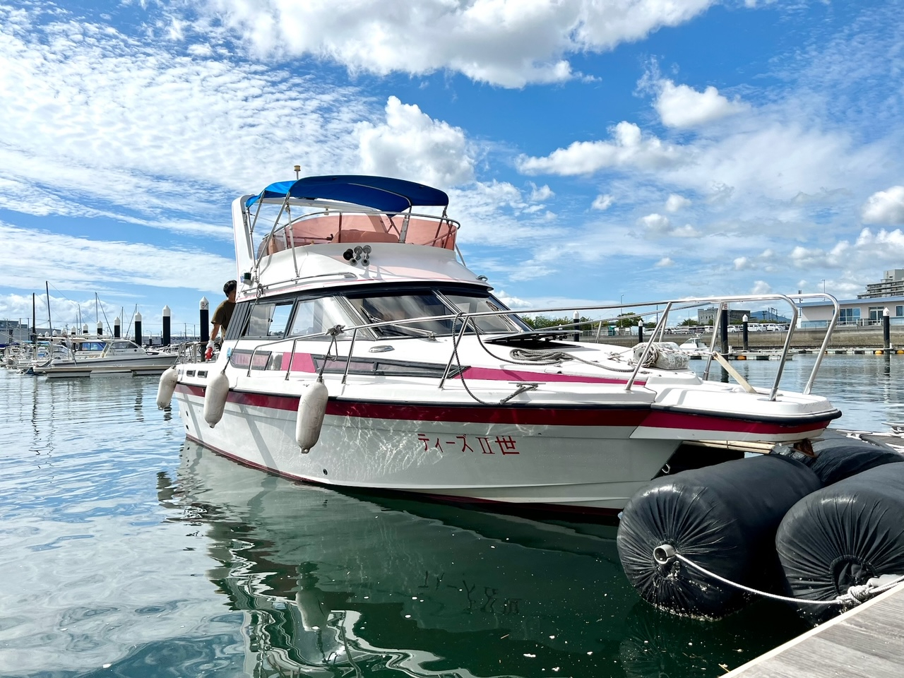 ティ−ズ2世 12人乗りクル−ザ−です。2階にも上がれます。