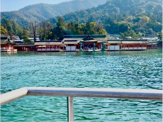 鳥をくぐって目の前に厳島神社が見えます。