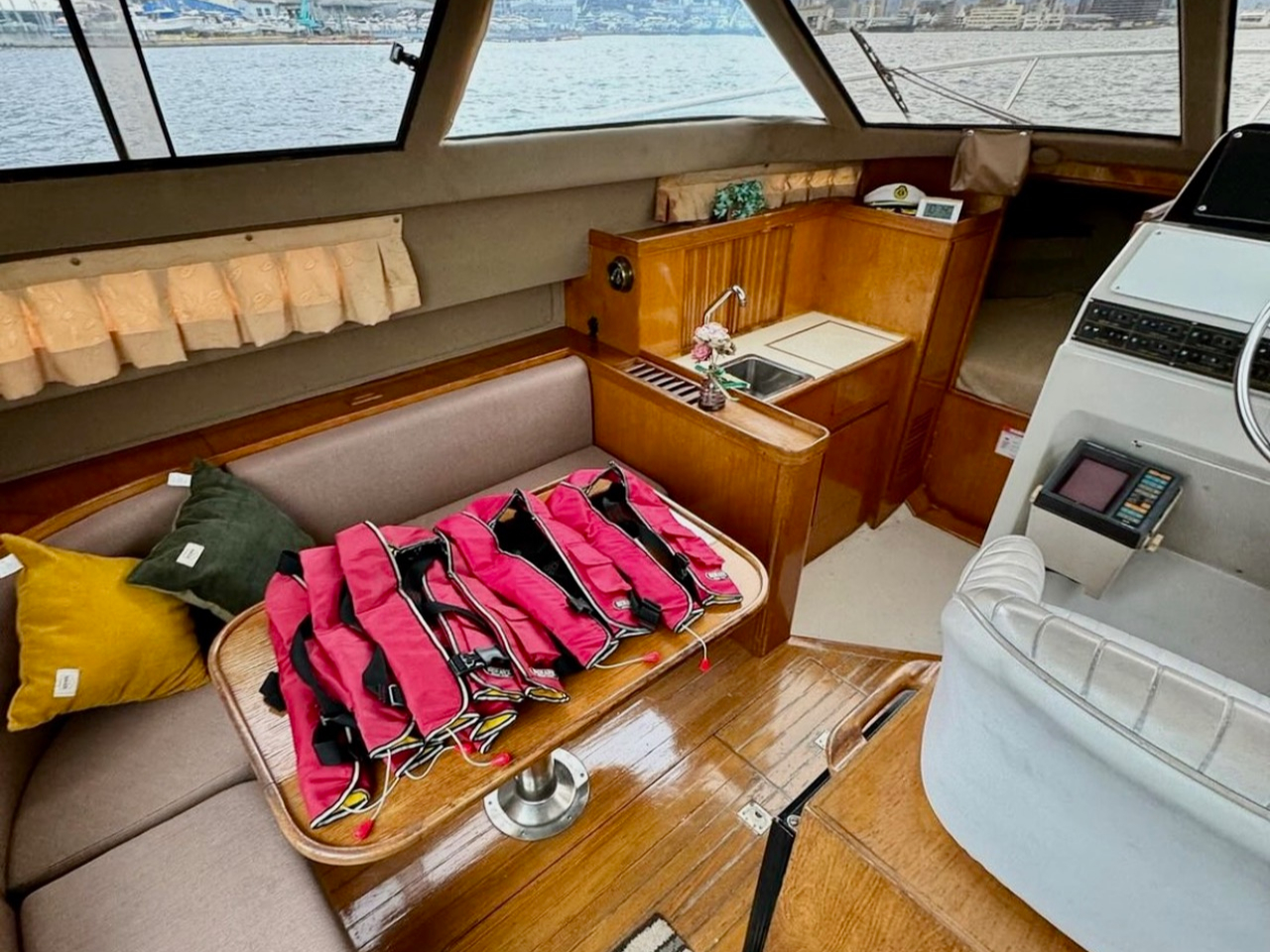 クル−ザ−の内装です ソファ テーブル シンク 冷蔵庫 エアコン マリントイレ ベッドル−ム 完備しております。