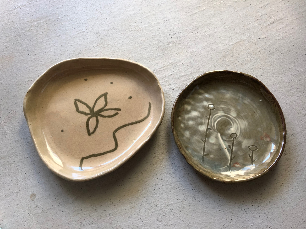 同じ釉薬(ゆうやく)でも土が違うと焼き上がりも違います。左は白土、右は赤土。釉薬は両方とも土灰釉です。