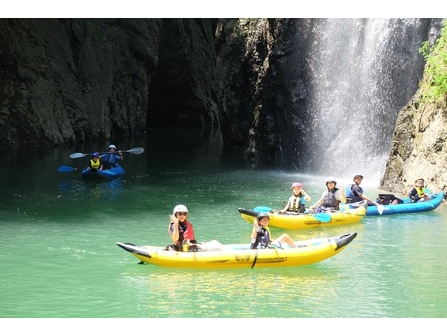 インフレータブルカヤックは2人乗り、3人乗り(大人2人、幼児のお子様1人)も可能です