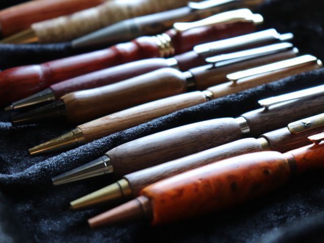 天然木を加工します。木の風合いも素晴らしいものがあります。「違いは未来をひらき、美しさを形成する」のも一理、様々な態様の資材を研究開発しています。