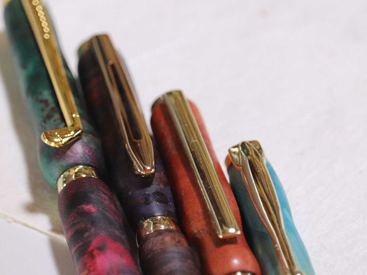 世界のハイブランド規格に呼応した、ツイスト式ペン製作が基本。ペンクリップは時々で選択も可能です。樹種も様々なものをご案内できるよう順次進めています。