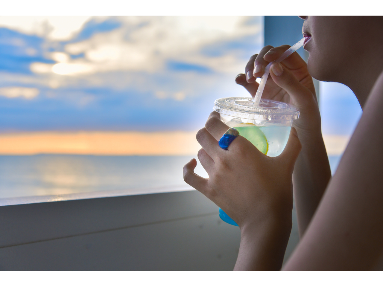 �����ːF������������[�z�̋�ɁA�u���[�̃J�N�e���\�[�_�[��Blue Ring���悭�f�����