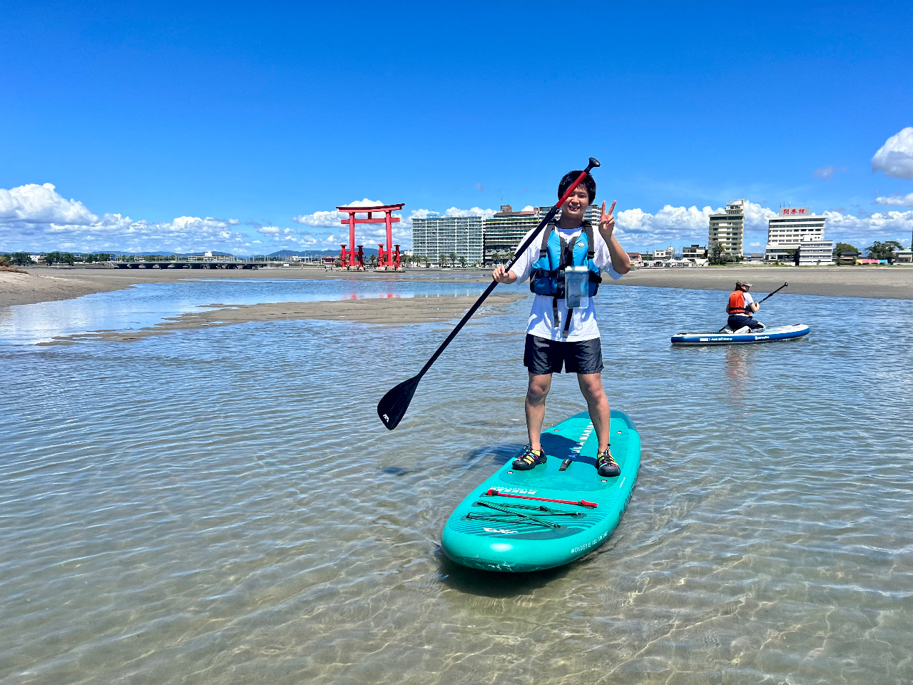 赤い大鳥居がある無人島でサップ体験！開放感のある貸切ビーチで