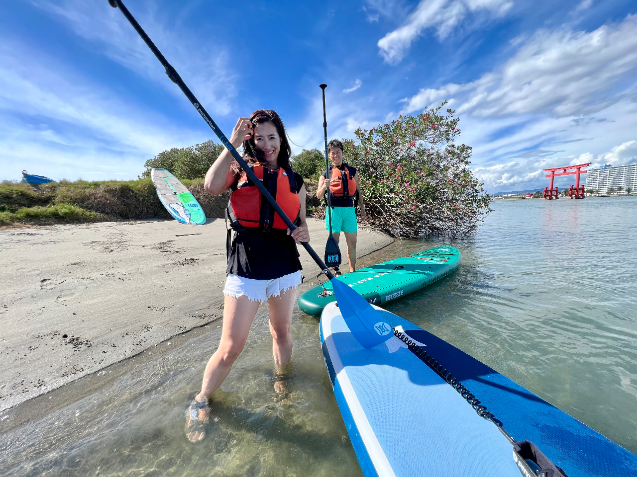 赤い大鳥居がある無人島でサップ体験！開放感のある貸切ビーチで