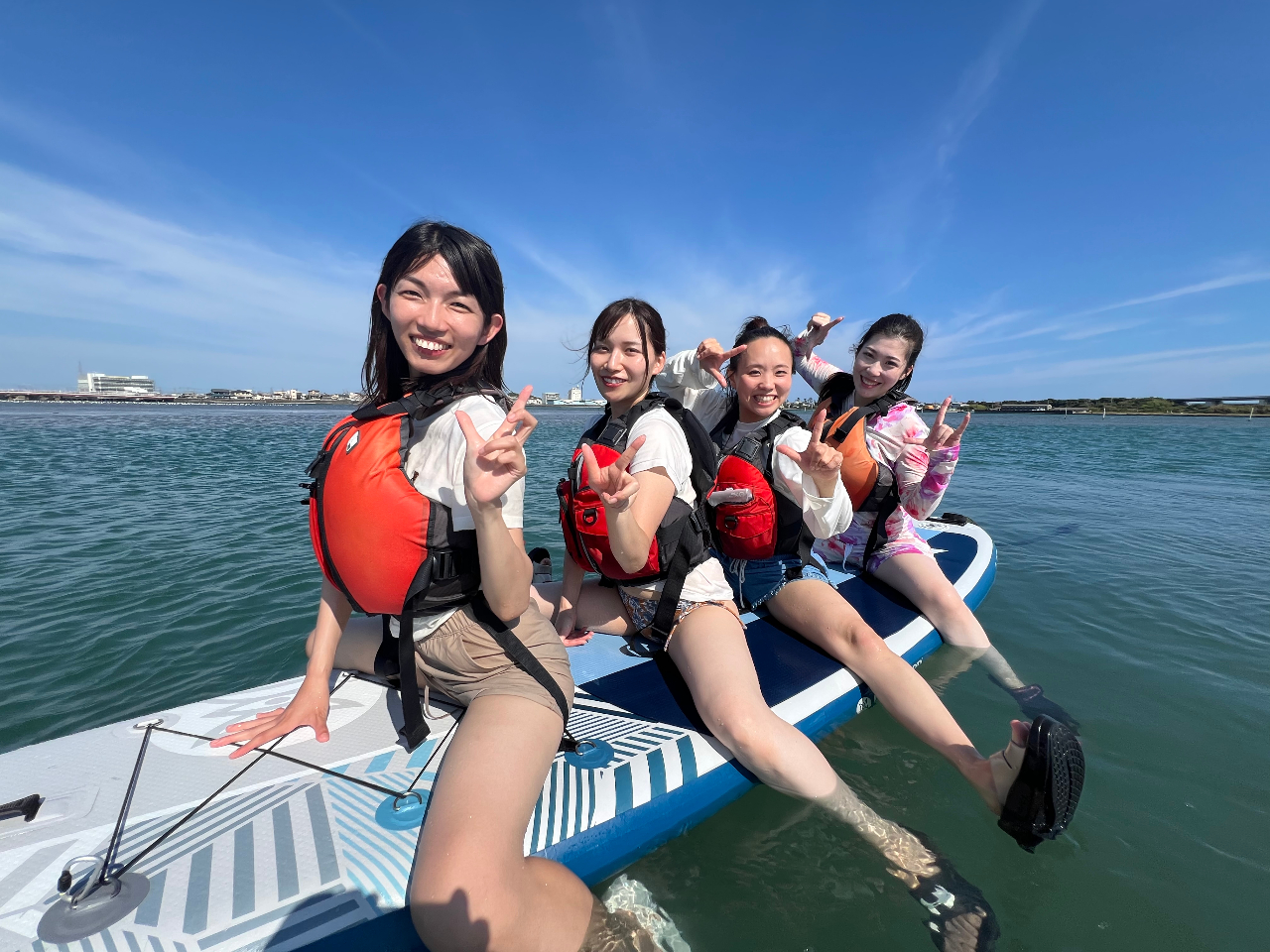 赤い大鳥居がある無人島でサップ体験！開放感のある貸切ビーチで