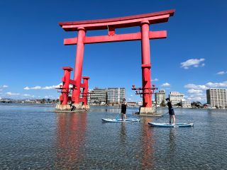 集合場所はJR駅から徒歩3分!赤い大鳥居の前で記念撮影つき!!