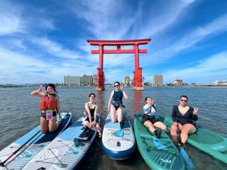 赤い鳥居の前で記念撮影付!