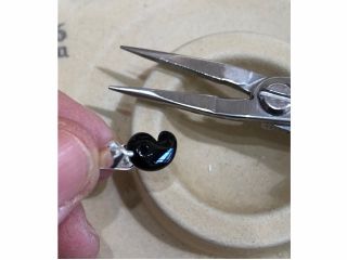 勾玉に金具をつけます。手でも簡単に曲げたり出来るので安心。