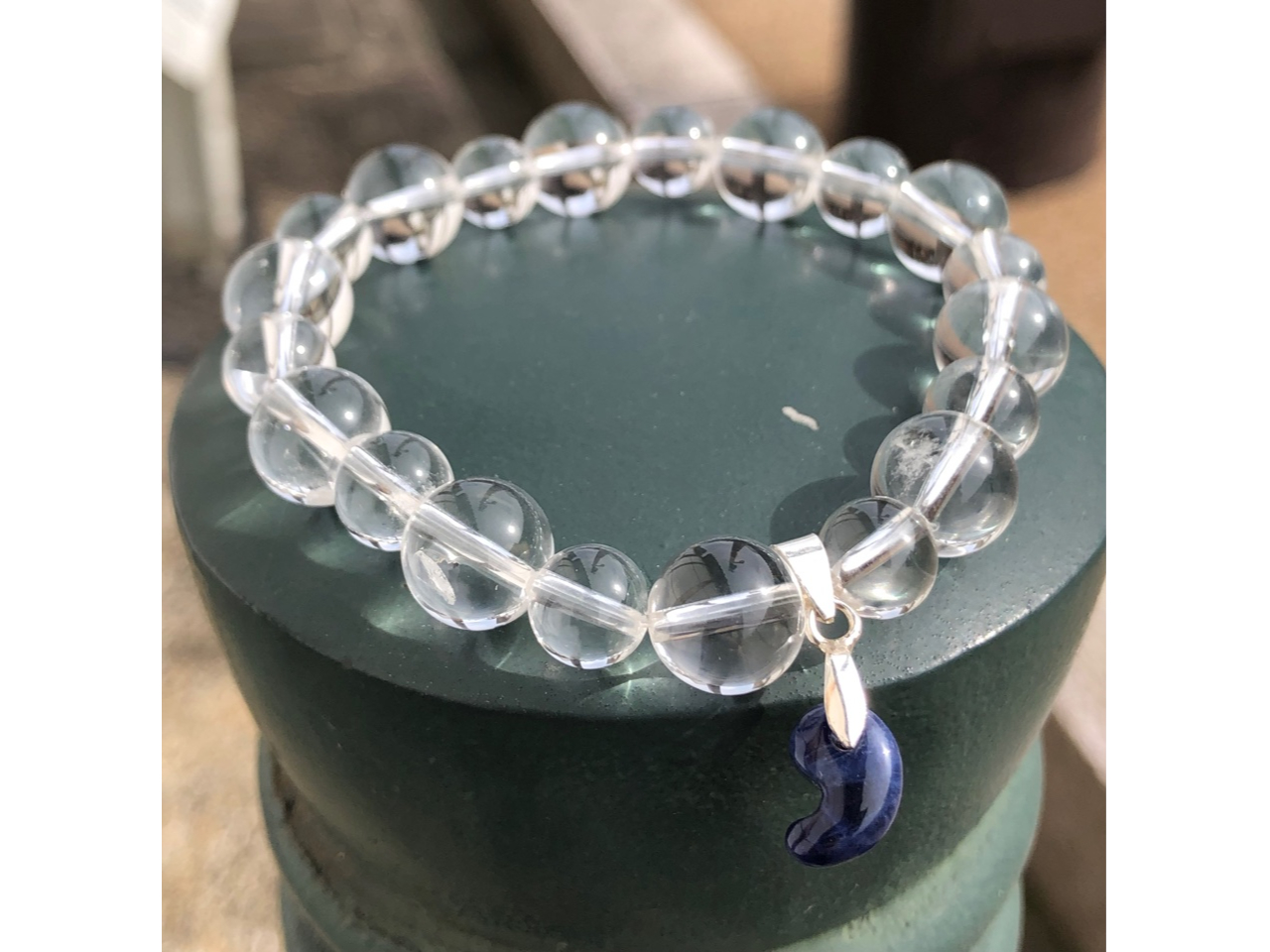 水晶を全面位使ったブレスと組み合わせて。水晶は浄化、ソーダライトで仕事、学業、目標に近づく!