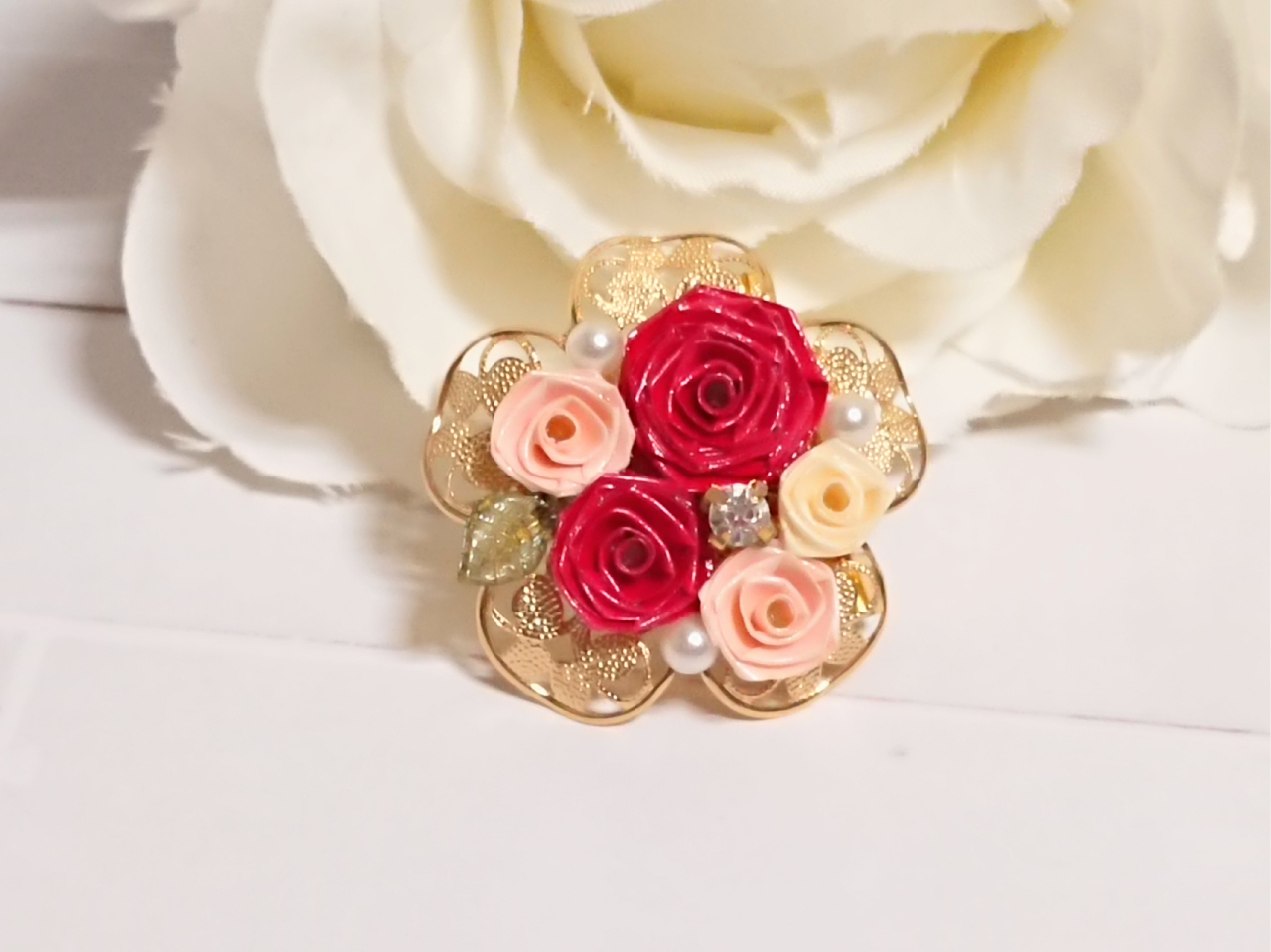 ブローチはエコバッグ等のワンポイントに。